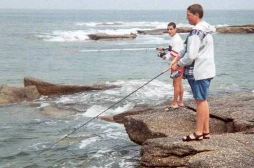 Deux jeunes pêcheurs aux leurres testant leur matériel sur une zone du Cotentin Deux jeunes pêcheurs aux leurres testant leur matériel sur une zone du Cotentin